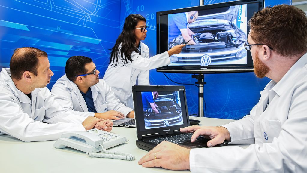 Equipe técnica da Volkswagen analisa diagnóstico de veículo em tela